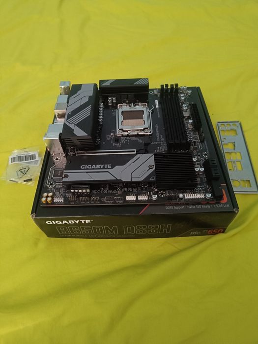 Motherboard Gigabyte B650M DS3H Socket AM5 (DDR5) [Como Nova]