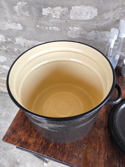 Продам кастрюлю , бак  20литров и ведро