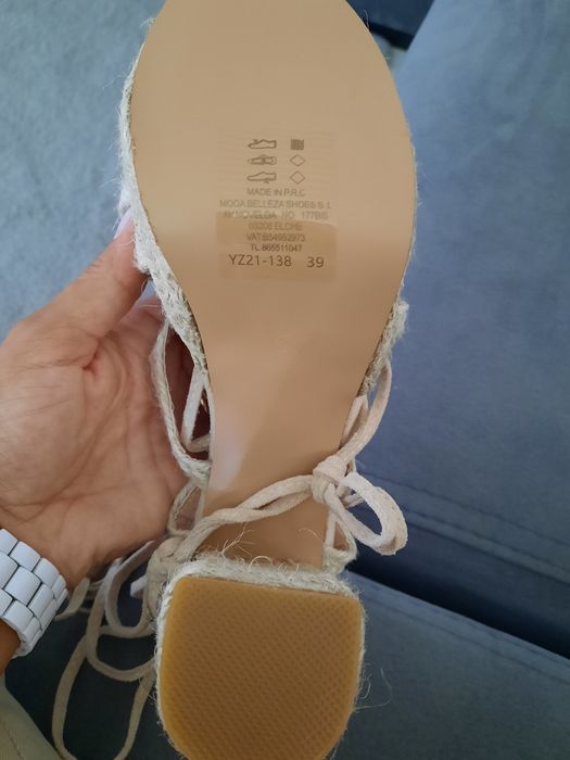 Sandálias de corda com atilhos, novas