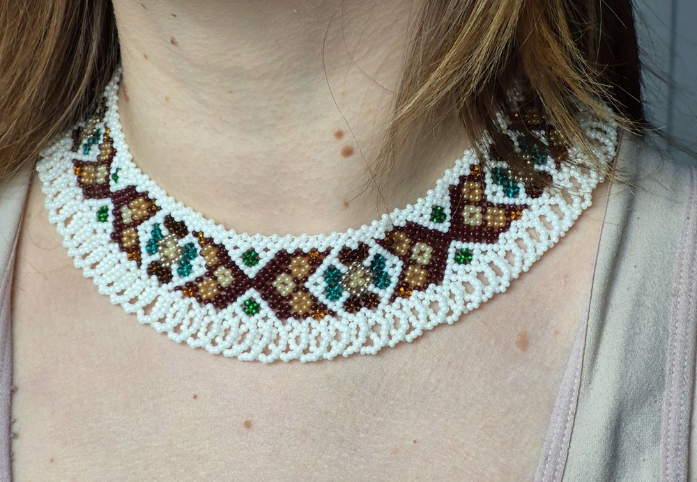 Elegancka biała krywutka - naszyjnik z koralików etno boho