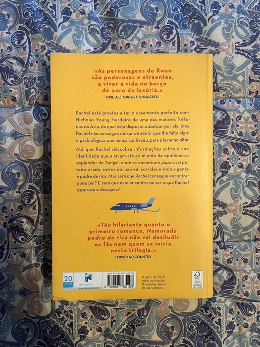 Livro "namorada podre de rica"