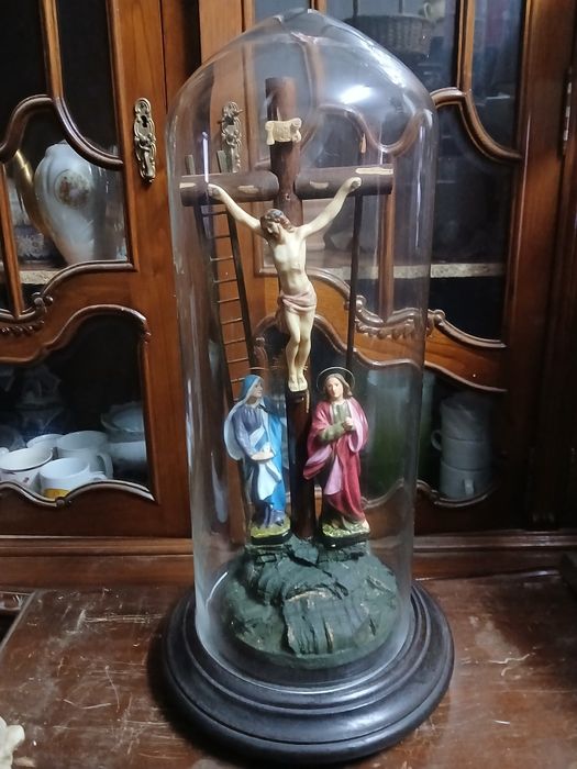 Redoma com imagem antiga mede 55 cm x 25 de diametro