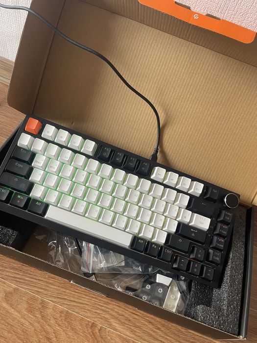 GamePro MK160B Hot-Swap Red Swich RGB Black