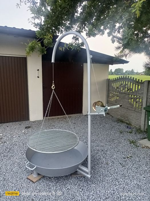 Grill ogrodowy z paleniskiem.