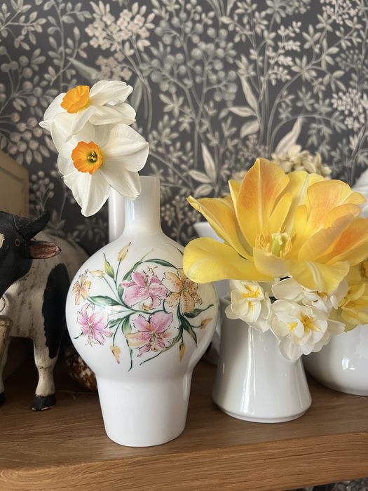 Wazonik pękaty w kwiaty lilii