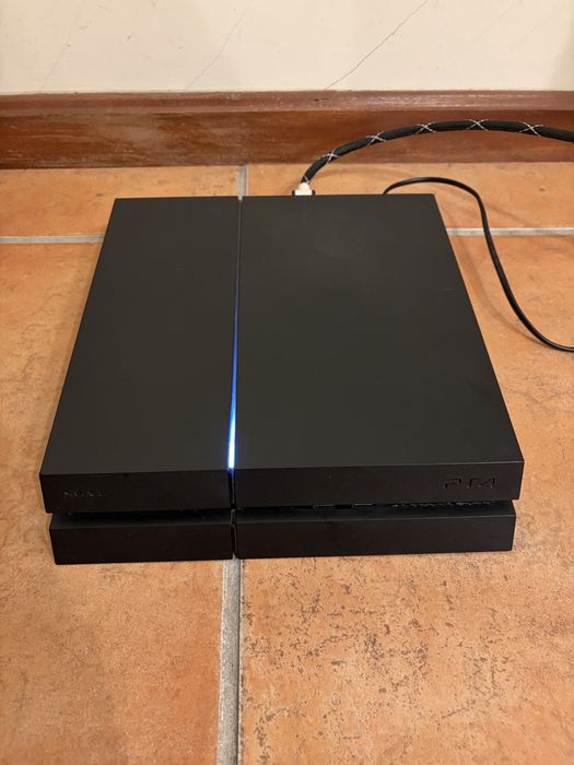 Playstation 4 com comando preto
