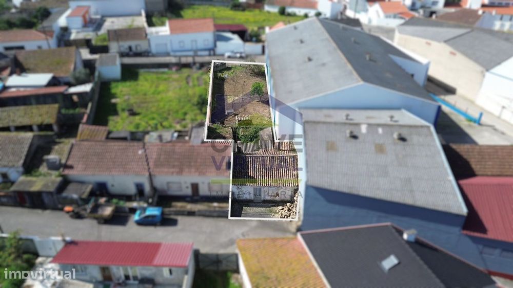 Moradia V2 com Terreno e Anexos - Bombarral - Delgada