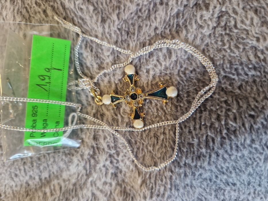 Wisiorek Krzyż z łańcuszkiem