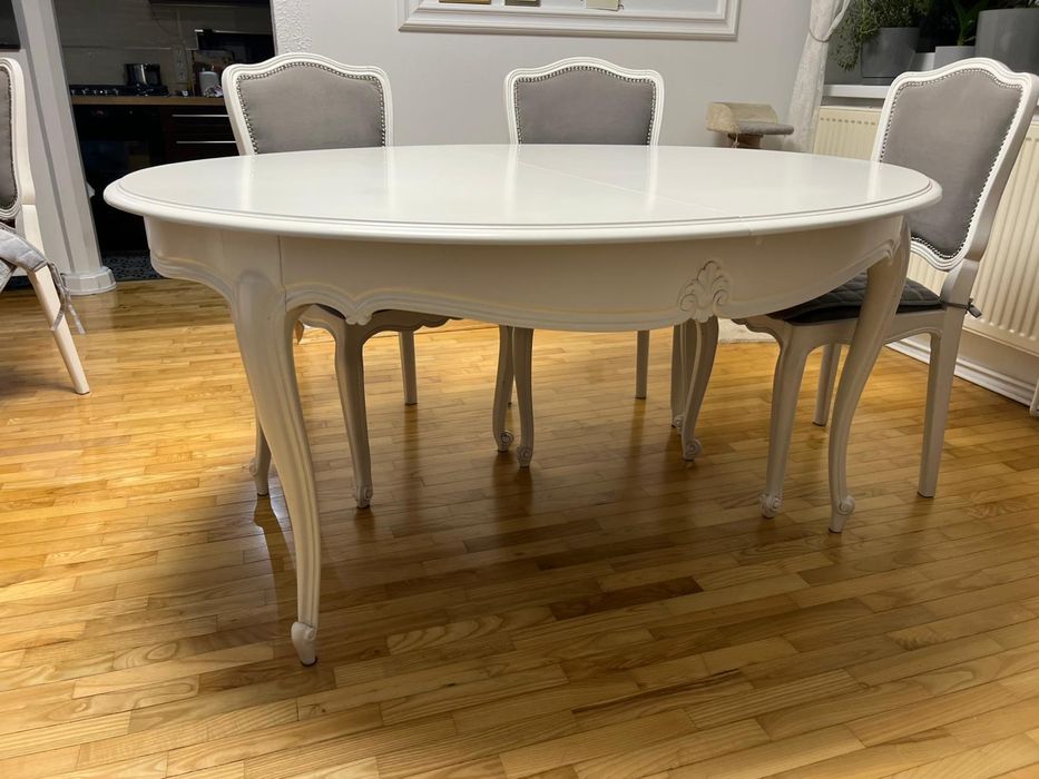 Stół drewniany z krzesłami