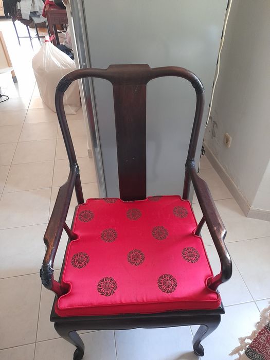 Mesa extensível escura, oriental com 8 cadeiras. 

Tem uma parte do vidro partida.
Poderá usar a mesa sem os vidros.

As cadeiras algumas soltaram se