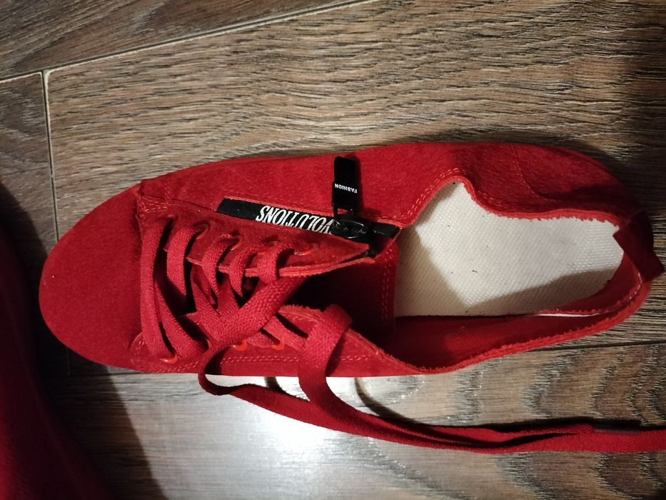 Czerwone zamszowe trampki