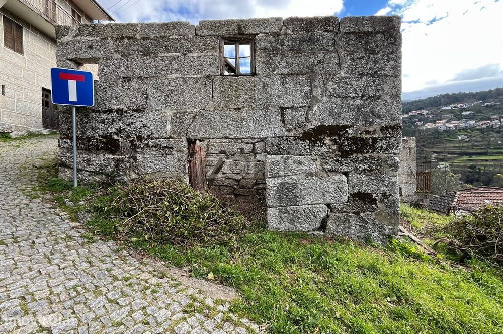 Casa centenária para reconstrução em Ansiães, Amarante