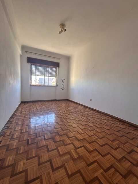T2 Luminoso na Damaia de Cima — Amadora (Perto do Pingo Doce e CP)