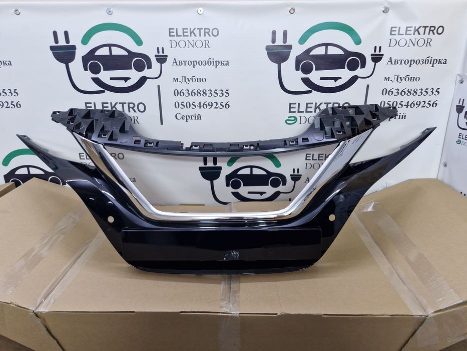 Решітка емблема переднього бампера решотка радіатора Nissan Leaf 18-