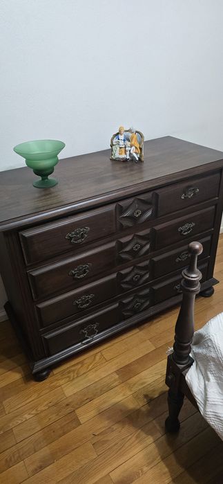 Quarto completo, cama, mesinhas, roupeiro, cómoda.  Madeira maciça