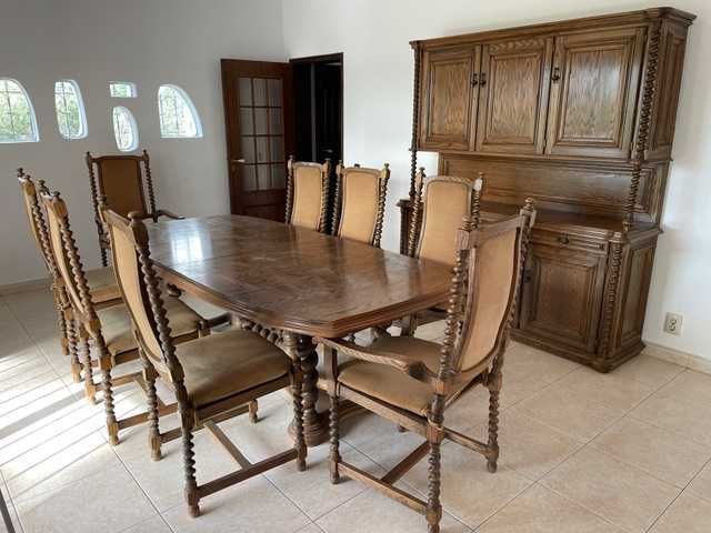 Mesa de jantar e cadeiras