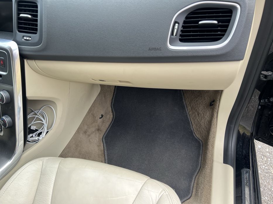 Автомобіль Volvo V60