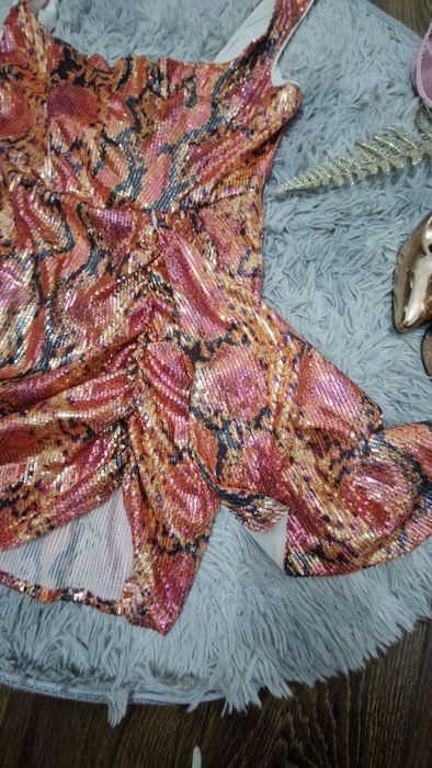 Gorsetowa, cekinowa sukienka Asos - wężowy wzór 44/46