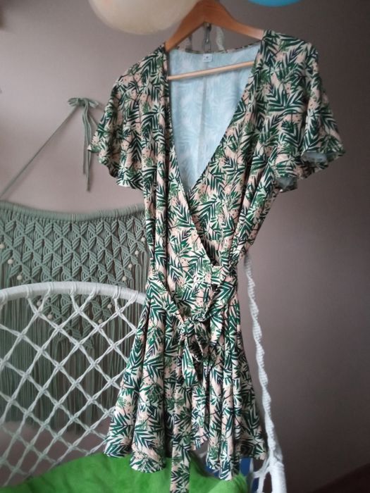 Przekładana sukienka elegancka, regulowana wiązaniem