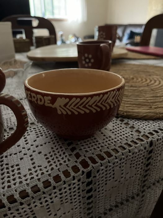 Serviço de barro artesanal. Excelente prenda para o Natal.