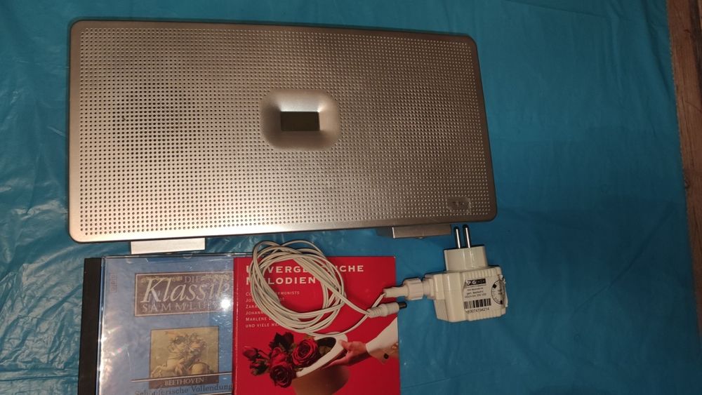 Радио, проигрыватель CD и часы.