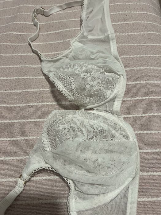 Piekny bialy biustonosz