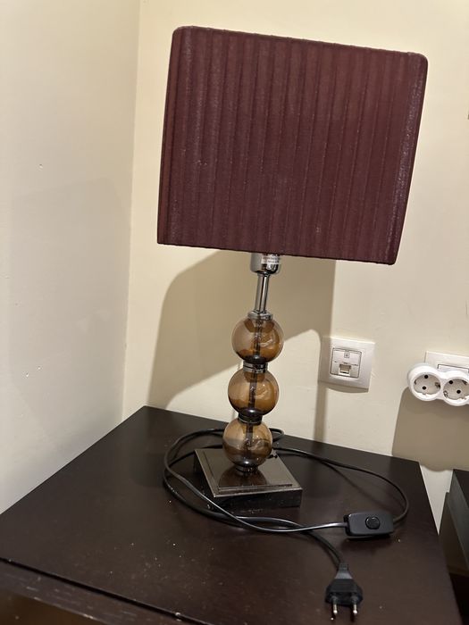 Candeeiro castanho de mesinha de cabeceira ou aparador