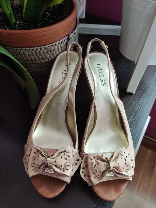 Sandały skórzane Guess