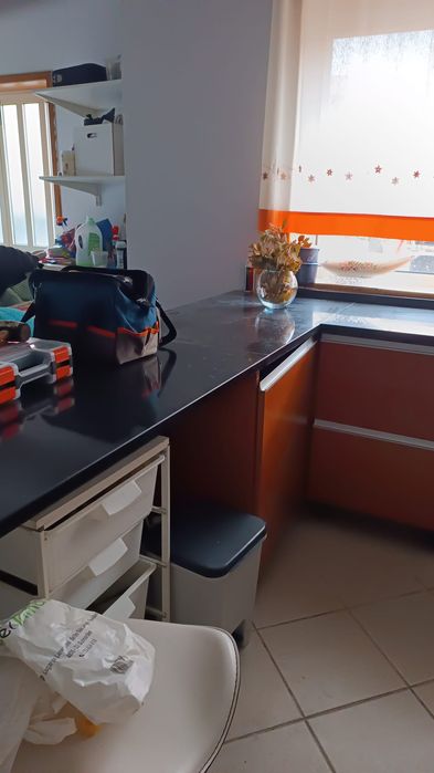 cozinha com eletrodomesticos + sofa