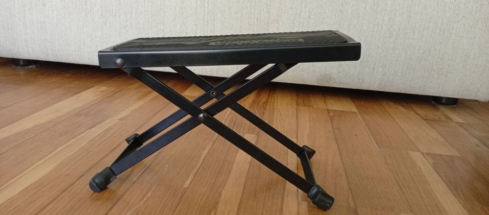 apoio de pé para guitarra da marca Hercules, modelo FS100B de 5 ângulos