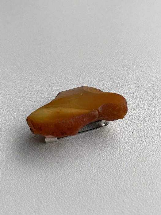 Broszka artystyczna z bursztynu mlecznego