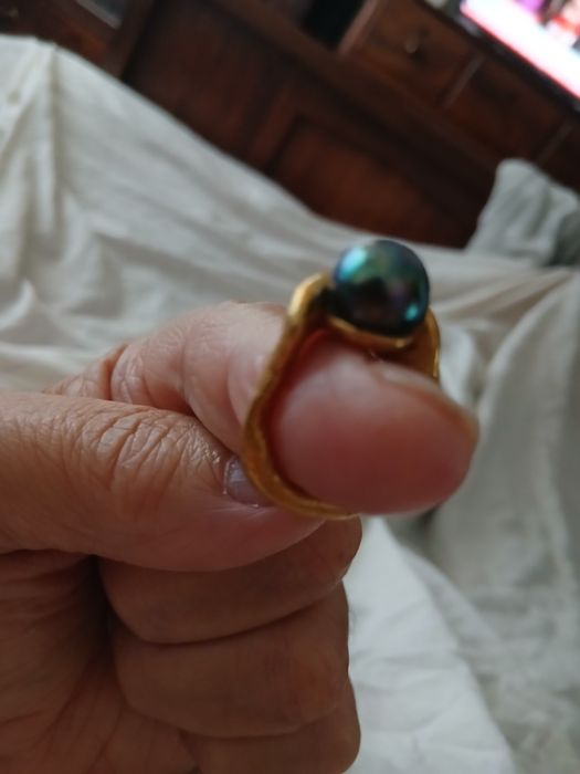 Anel de ouro com uma pérola verdadeira