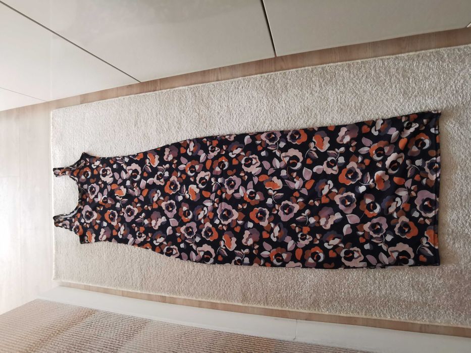 Torba z odzieżą damską (8 sztuk).