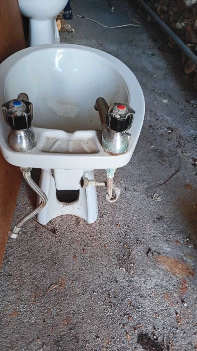 Autoclismo, Sanita bidê Valadares,  em bom estado e  com torneiras vinténs