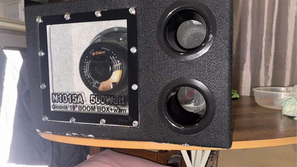 Uma caixa de som 500w