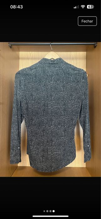 camisa preta com bolinhas