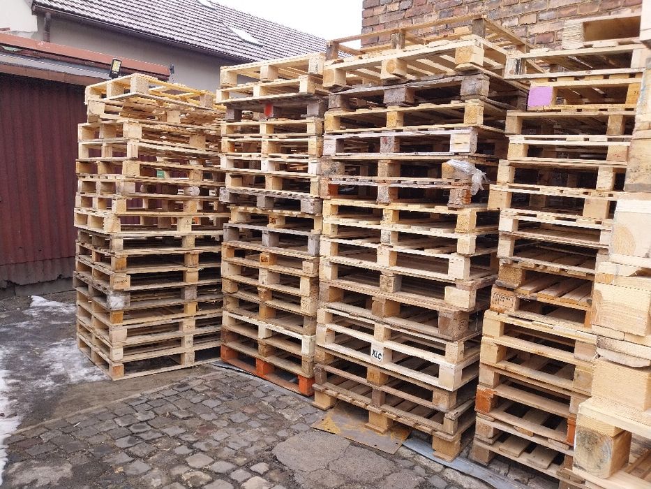 Palety drewniane dobre i uszkodzone.