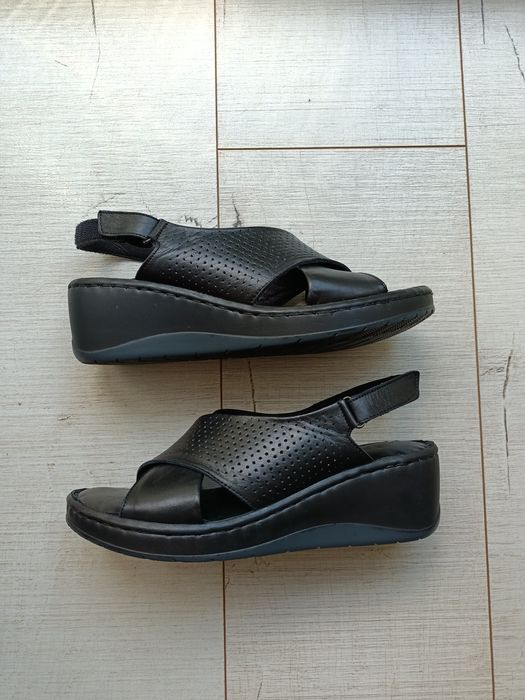 Skórzane sandały na koturnie czarne rozmiar 38