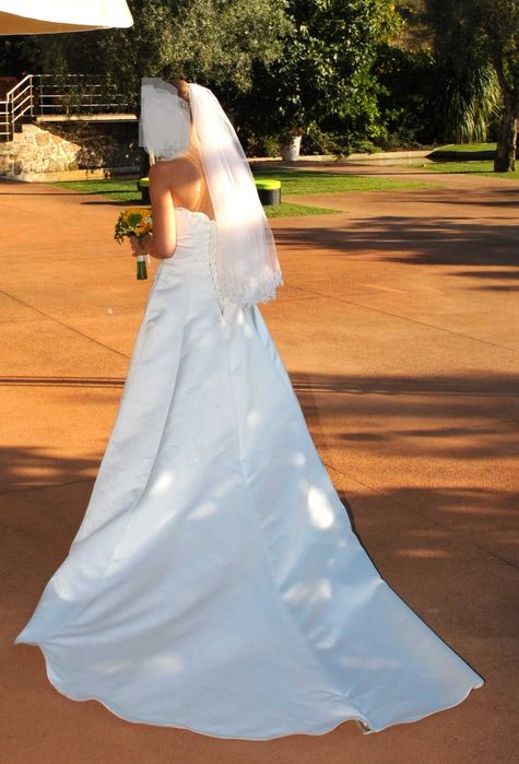 Vestido de Noiva com Véu