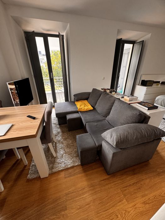Sofa e mesa de sala/cozinha