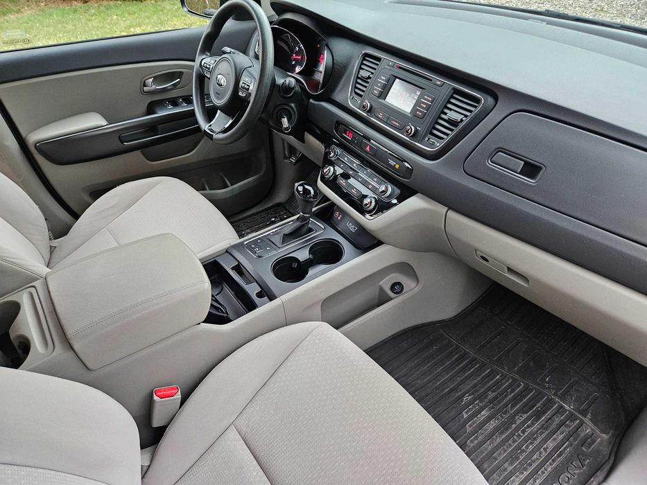 KIA Sedona  Bezwypadkowy  8 osób  Zamiana