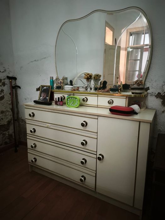 Cama metálica branca com conjunto