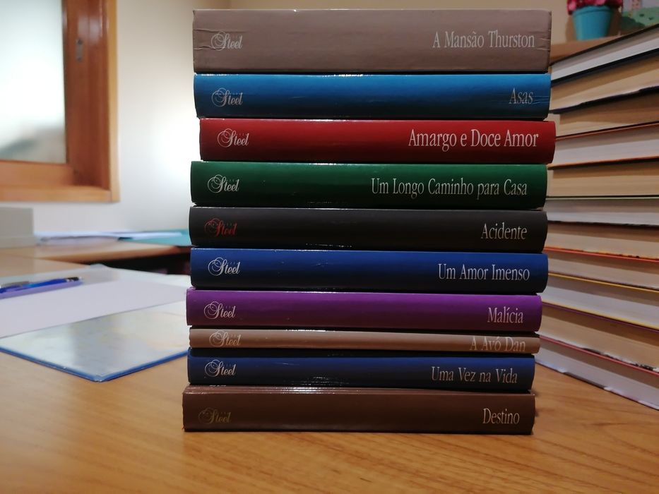 Livros variados em bom estado.