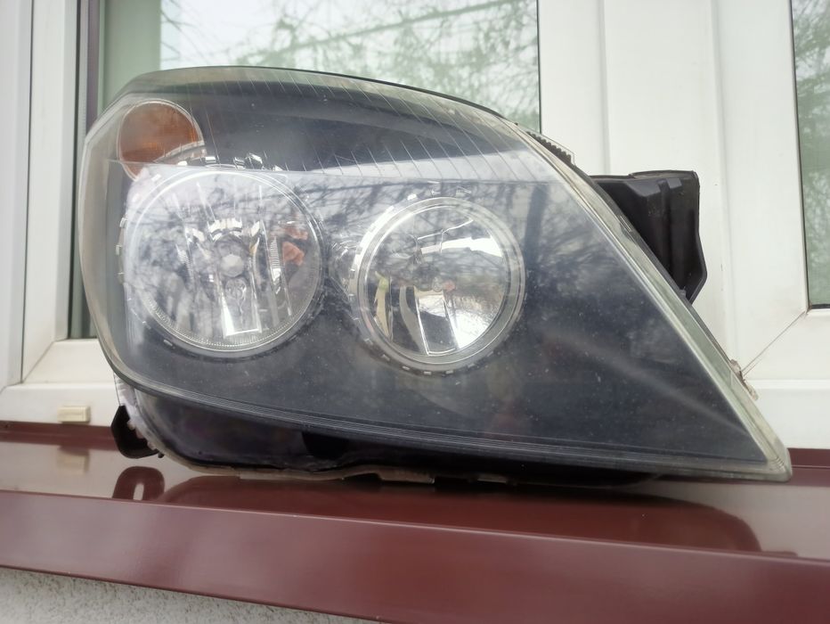 Opel Astra H lampa przednia prawa reflektor przód pasażera