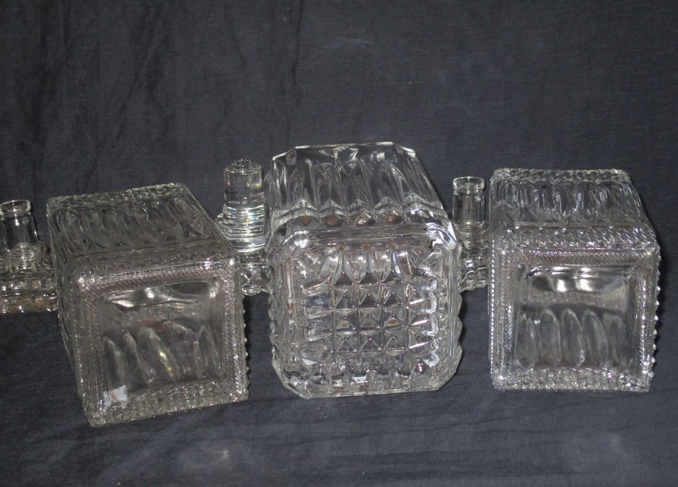 Antigas Garrafas em Vidro Lapidado com tampa + Rolha antiga