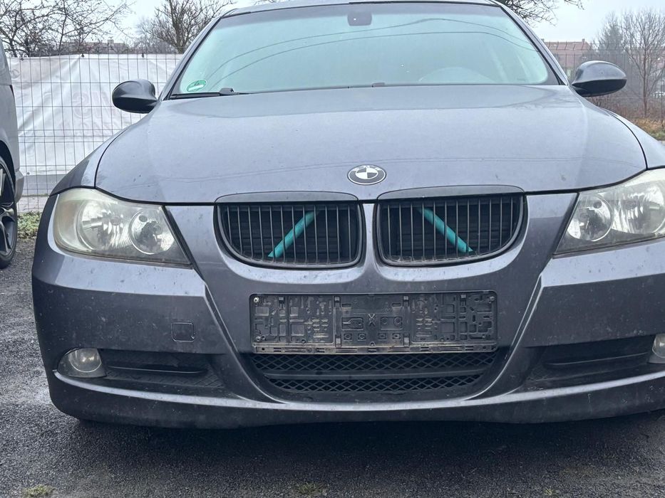 BMW Seria 3 E90 z uszkodzonym silnikiem 2.0 benzyna.