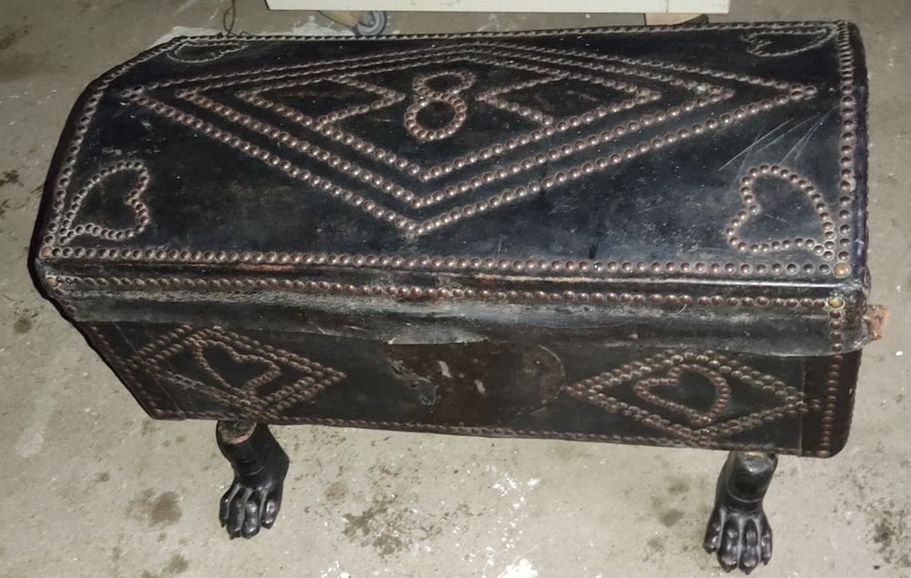 Baú pés de leão antigo