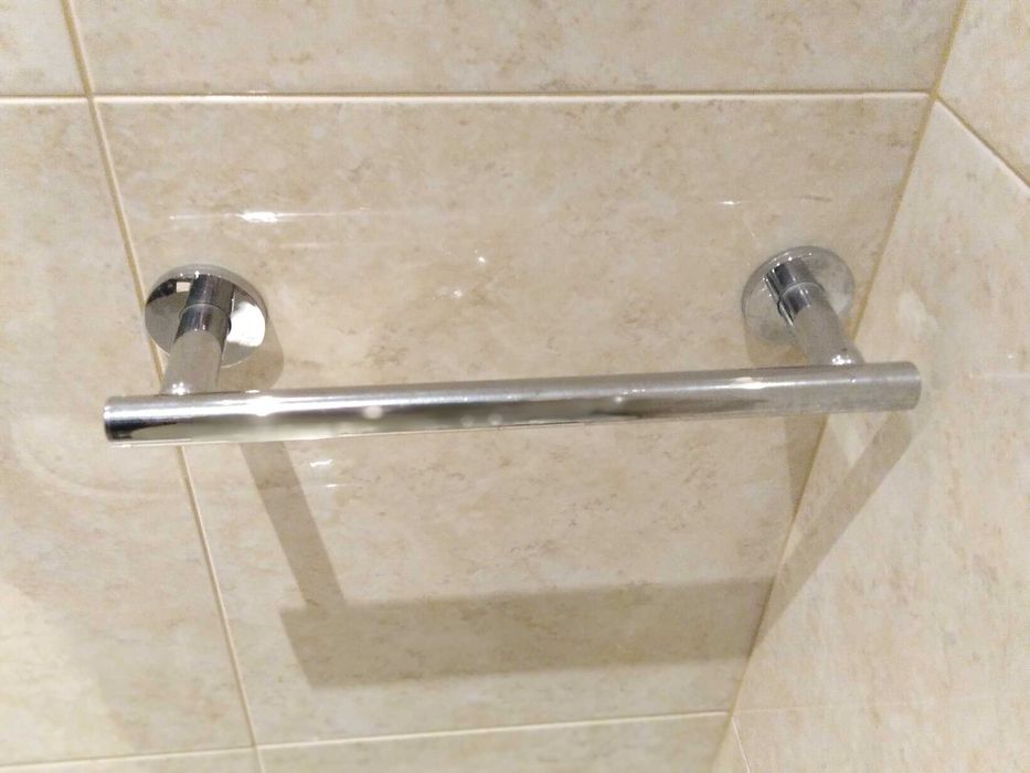 Toalheiros + saboneteiras + porta-rolo