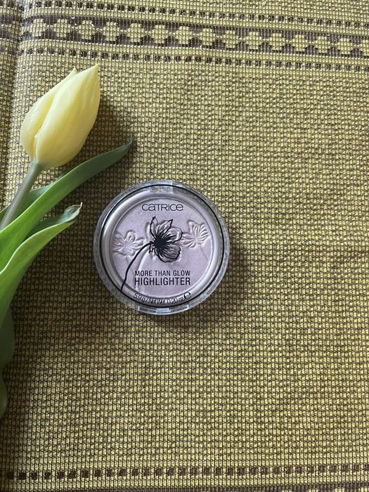 Rozświetlacz Catrice Rose Beam Glow