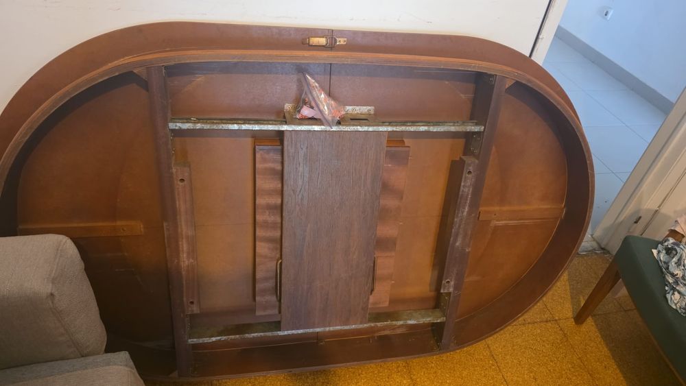 Mesa completa, de madeira.